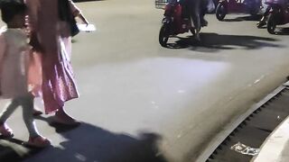 Bermain sepedah listrik