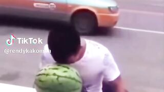 Belah semangka pake kepala coba dinlihat