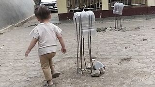 Anak kesayangan lagi bermain
