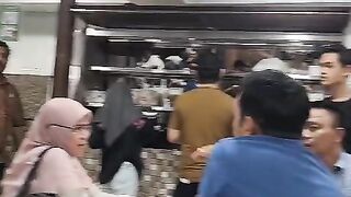 Makan di resto Batam