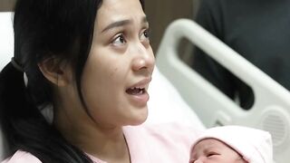 Suamiku mengusirku karena aku melahirkan anak perempuan