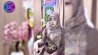 Ririn, a beautiful singer, tries sitting while swaying.