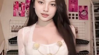 wanita kebaya putih