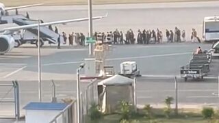 PIA flights take to fly from Islamabad Airport اسلام اباد ایئرپورٹ سے پی آئی اے کی پرواز اڑن بھرتے ھوے