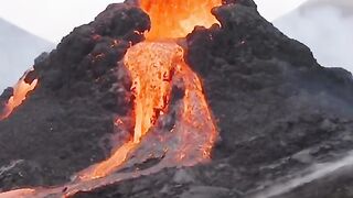 A ilha despertou e o vulcão começou a entrar em erupção! 🔥🌍