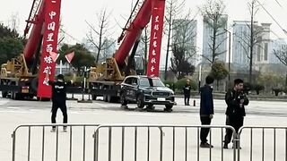 🚗💥 Two Honda CR-Vs Crash Into This Geely Monjaro… But It STILL Drives Away! 😱