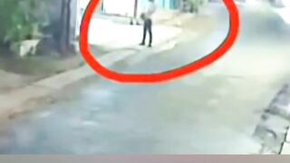 Terekam CCTV, Wanita Pencuri Motor di Sidoarjo Ditangkap Polisi dan Warga