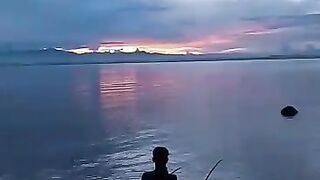 Senja di Pesisir yang Tenang