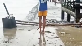Viral seorang lelaki iseng membuat jurus mengikuti arus ombak lautan 😱