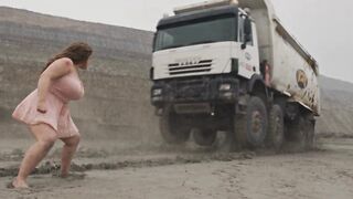 Truck robot vs Miss lili