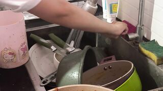 Is the way I wash dishes correct?