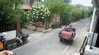 Mengajukan Terpantau CCTV, terbukti masa kecilku penuh kebahagiaan, udah umir segini liat permainan permain
