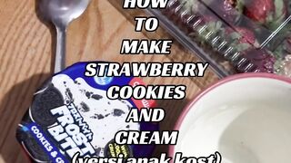 HOW TO MAKE STRAWBERRY WITH COOKIES AND CREAM