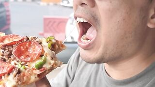 कार में मज़ेदार पिज़्ज़ा खाने का आनंद! 🍕🤤
