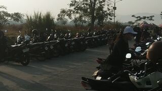 Suasana parkiran motor dan mobil di jalan baru bandara jendral Sudirman