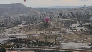 Pesona Cappadocia Turki: Ratusan Balon Udara Terbang Pagi Hari, Cantik Banget!