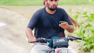 Bike k saath bhag raha tha 🤣🤣🤣