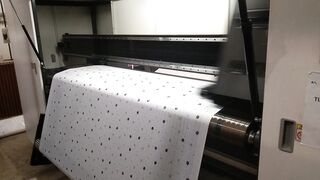 Industrial Digital Textile Printing Machine Printing Polka Dot Fabric in Factory