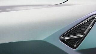 Lamborghini Urus SE in Iridescent Oil-Slick Titanium 🌈🔥