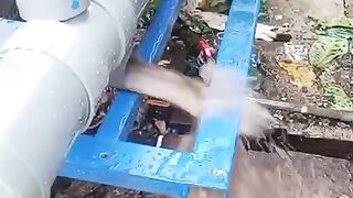 Memperbaiki pipa air yang bocor