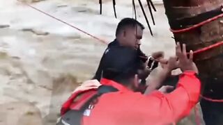 Firefighters Step in to Rescue Flood Victims in Padang — True Heroes in Action