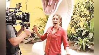Adegan film di makan ular