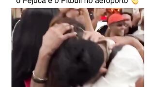 Olha como a tropa do 🅱️uzeira foi receber o Fejuca e o Pitbull no aeroporto