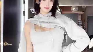 我喜欢这种款式的衣服。