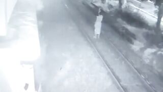 Aksi Heroik Petugas Palang Pintu Selamatkan Pemulung Terekam CCTV