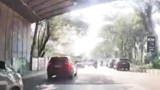 Crane Konstruksi Ambruk Timpa Tiang Listrik di Sukomanunggal Surabaya