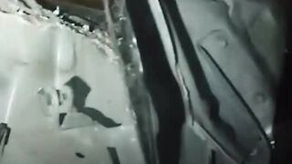 Damkar Evakuasi Avanza Terjepit Trailer di Tol Romokalisari