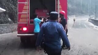 Damkar Lumajang Bersihkan Material Letusan Sekunder Semeru
