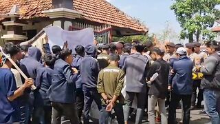 Demo Mahasiswa Ricuh, Kantor Bupati Pamekasan Disegel