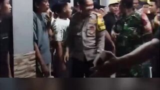 Diduga Cabuli Lima Bocah SD, Kakek di Sidoarjo Diarak dan Diamuk Massa