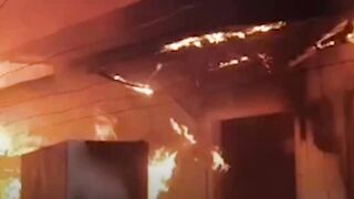 Diduga Lupa Matikan Kompor, 7 Rumah di Surabaya Ludes Terbakar