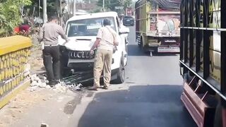 Diduga Mengantuk, Mobil Pick Up KDMP Tabrak Pembatas Jembatan di Ngawi