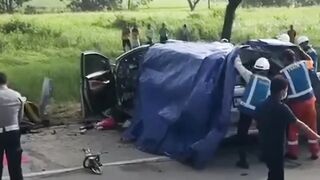 Diduga Sopir Mengantuk, Minibus Pemudik Hantam Pembatas Tol Ngawi-Solo