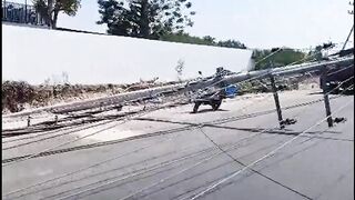 Diduga Terkikis Proyek Gorong-Gorong, 10 Tiang Listrik Roboh