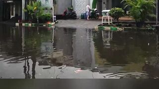 Diguyur Hujan Lebat Sejak Subuh, 10 Kecamatan di Surabaya Terendam Banjir