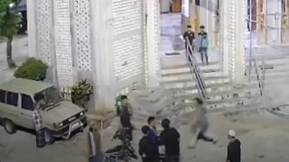Dipicu Cekcok Warung Kopi, Aksi Pembacokan di Halaman Masjid Tuban Terekam CCTV
