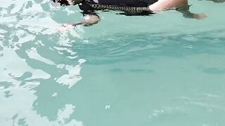 Anakku belajar berenang
