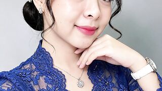 Wanita berkebaya biru