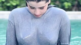 cewek cantik mandi di kolam renang