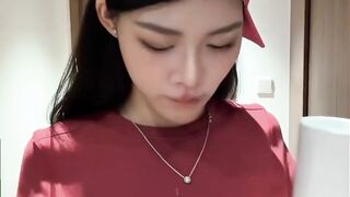 Cewek tomboy minum susu