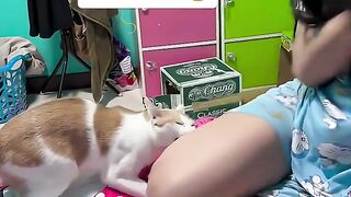 Is this cat-girl angry? 😫😫