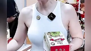 Wulan Guritno udah tua, tapi bodynya uhuuuy