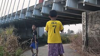 dibawah jembatan merah kalikuto