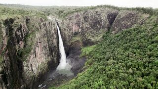 Keindahan air terjun di Tengah Pegunungan 🏔️💙