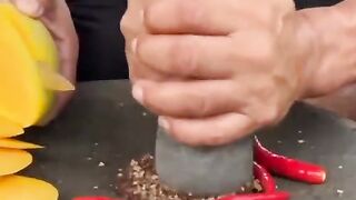 MUGBANG RUJAK MANGGA PEDAS ARNOLL