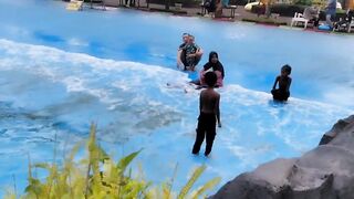 KOLAM RENANG OMBAK BUATAN